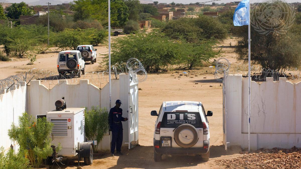 Members of the Détachement intégré de sécurité (DIS), responsible for the maintenance of law and order in the refugee camps, sites with concentrations of internally displaced persons and key towns in the neighbouring areas, leave the headquarters compound of the mission on patrol with the United Nations Police. A UN DIS vehicle leaving the compound