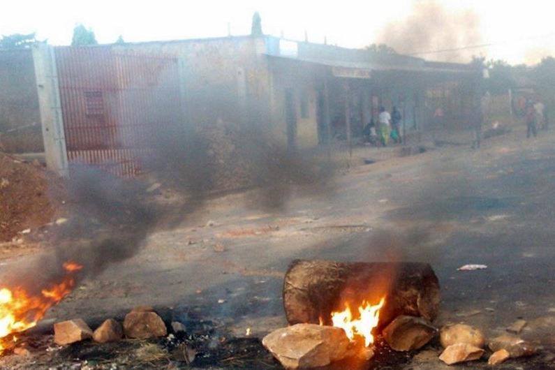 Burning barricades in Bujumbura, as turmoil erupted in Burundi. Desire Nimubona/IRIN